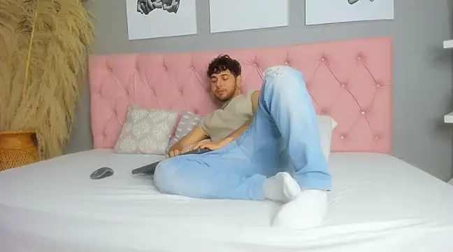 Snapshot of Samir_bear chatting on February 12, 12:33 pm Samir bear online show from February 12, 12:33 pm