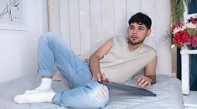 Snapshot of Samir_bear chatting on January 18, 12:47 pm Samir bear online show from January 18, 12:47 pm