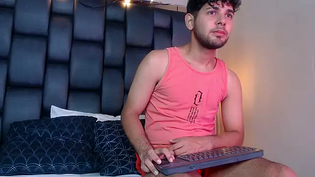 Snapshot of Samir_bear chatting on March 18, 12:50 pm Samir bear online show from March 18, 12:50 pm