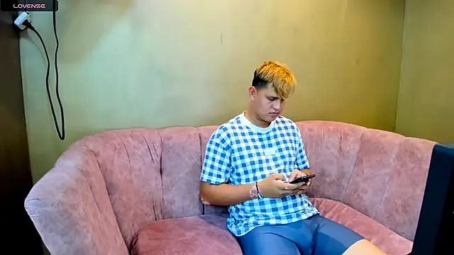 Warning Boy online show from December 23, 11:39 pm