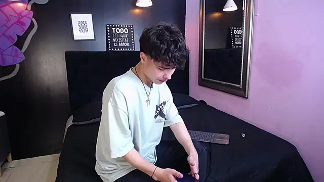 Snapshot of CollinStone chatting on October 13, 6:25 pm CollinStone online show from October 13, 6:25 pm