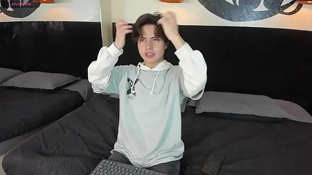 Snapshot of CollinStone chatting on February 6, 8:13 pm CollinStone online show from February 6, 8:13 pm