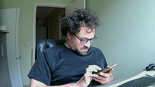 Snapshot of littlehairyman chatting on October 28, 8:39 am littlehairyman online show from October 28, 8:39 am