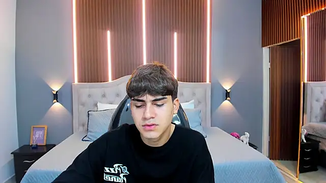 Snapshot of Tommy18__ chatting on October 21, 3:31 am Tommy18   online show from October 21, 3:31 am