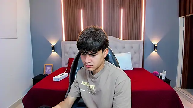 Snapshot of Tommy18__ chatting on October 25, 3:52 am Tommy18   online show from October 25, 3:52 am