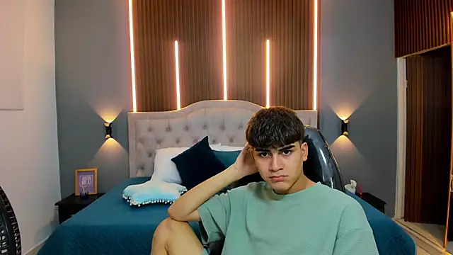 Snapshot of Tommy18__ chatting on October 7, 3:21 am Tommy18   online show from October 7, 3:21 am