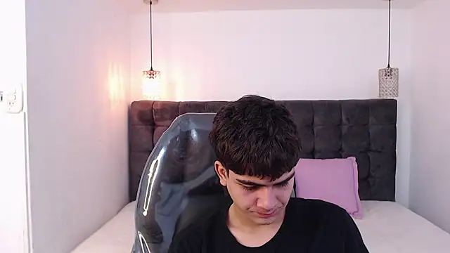 Snapshot of Tommy18__ chatting on January 10, 1:31 pm Tommy18   online show from January 10, 1:31 pm