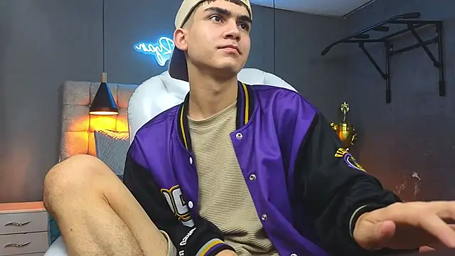 Snapshot of Tommy18__ chatting on February 13, 6:30 am Tommy18   online show from February 13, 6:30 am