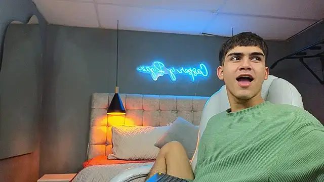 Snapshot of Tommy18__ chatting on February 19, 6:33 am Tommy18   online show from February 19, 6:33 am