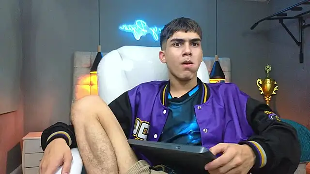 Snapshot of Tommy18__ chatting on February 14, 6:34 am Tommy18   online show from February 14, 6:34 am