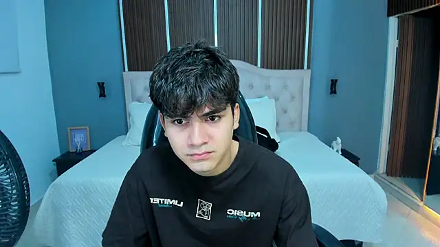 Snapshot of Tommy18__ chatting on September 30, 3:34 am Tommy18   online show from September 30, 3:34 am