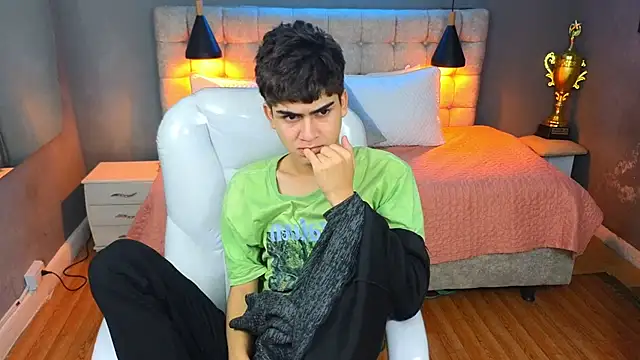 Snapshot of Tommy18__ chatting on March 12, 7:13 am Tommy18   online show from March 12, 7:13 am