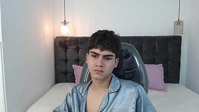 Snapshot of Tommy18__ chatting on January 9, 1:45 pm Tommy18   online show from January 9, 1:45 pm