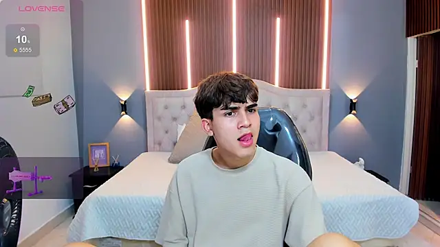 Snapshot of Tommy18__ chatting on September 13, 4:02 am Tommy18   online show from September 13, 4:02 am