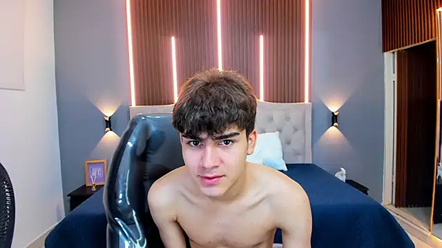 Snapshot of Tommy18__ chatting on September 18, 3:41 am Tommy18   online show from September 18, 3:41 am