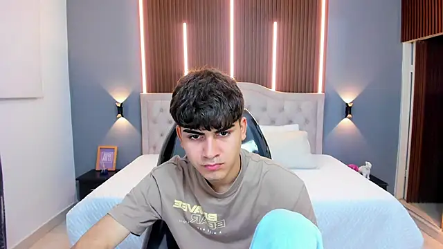 Snapshot of Tommy18__ chatting on October 17, 4:05 am Tommy18   online show from October 17, 4:05 am