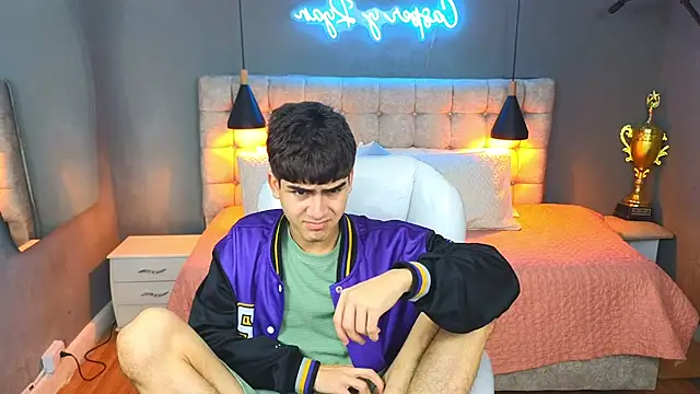 Snapshot of Tommy18__ chatting on March 9, 6:50 am Tommy18   online show from March 9, 6:50 am