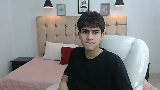 Snapshot of Tommy18__ chatting on January 21, 6:23 am Tommy18   online show from January 21, 6:23 am