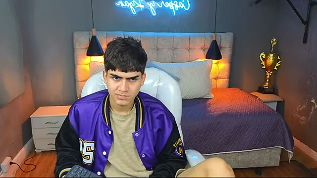 Snapshot of Tommy18__ chatting on March 6, 7:03 am Tommy18   online show from March 6, 7:03 am