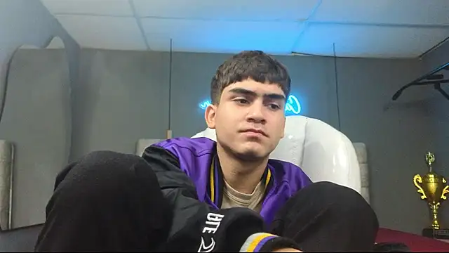 Snapshot of Tommy18__ chatting on February 27, 7:12 am Tommy18   online show from February 27, 7:12 am