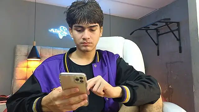 Snapshot of Tommy18__ chatting on February 8, 7:04 am Tommy18   online show from February 8, 7:04 am