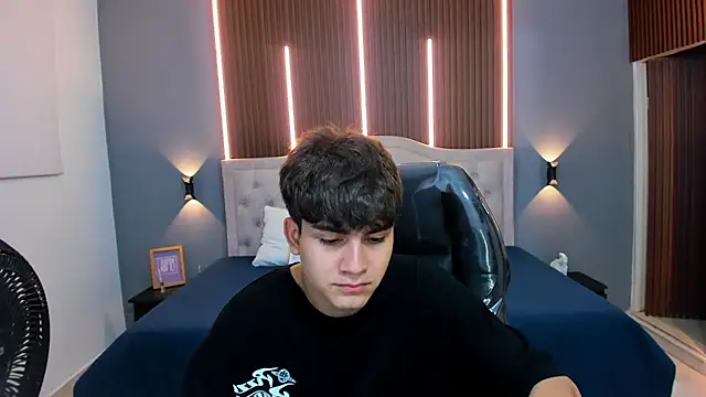 Snapshot of Tommy18__ chatting on September 17, 3:40 am Tommy18   online show from September 17, 3:40 am