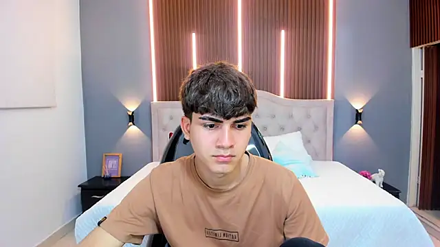 Snapshot of Tommy18__ chatting on October 15, 3:47 am Tommy18   online show from October 15, 3:47 am