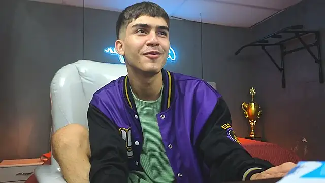 Snapshot of Tommy18__ chatting on February 11, 6:19 am Tommy18   online show from February 11, 6:19 am