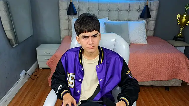 Snapshot of Tommy18__ chatting on March 11, 7:15 am Tommy18   online show from March 11, 7:15 am