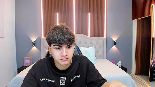 Snapshot of Tommy18__ chatting on October 23, 3:43 am Tommy18   online show from October 23, 3:43 am