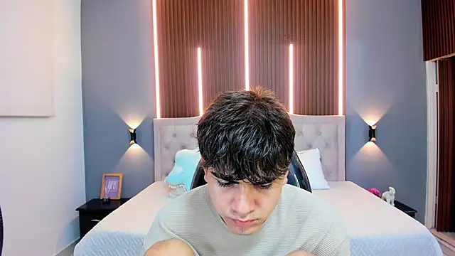 Snapshot of Tommy18__ chatting on October 22, 3:32 am Tommy18   online show from October 22, 3:32 am