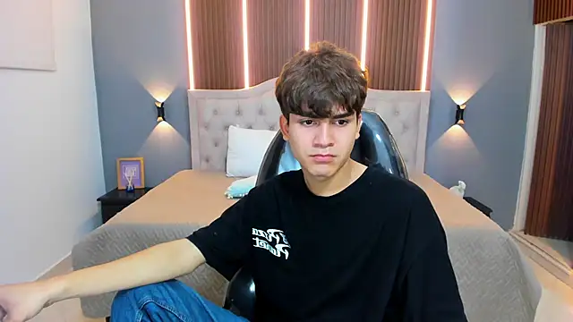 Snapshot of Tommy18__ chatting on October 2, 3:54 am Tommy18   online show from October 2, 3:54 am