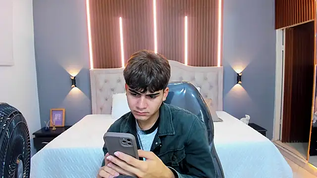 Snapshot of Tommy18__ chatting on September 9, 3:39 am Tommy18   online show from September 9, 3:39 am