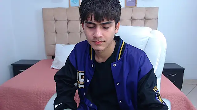 Snapshot of Tommy18__ chatting on February 6, 6:29 am Tommy18   online show from February 6, 6:29 am