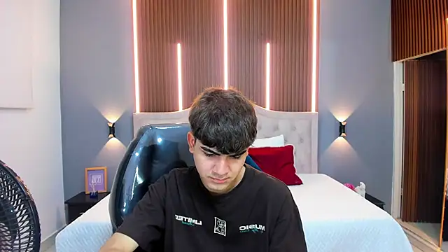 Snapshot of Tommy18__ chatting on October 16, 3:58 am Tommy18   online show from October 16, 3:58 am