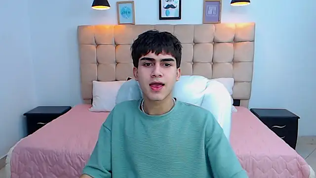 Snapshot of Tommy18__ chatting on January 14, 6:02 am Tommy18   online show from January 14, 6:02 am