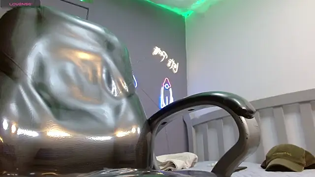 Snapshot of HarolddXL chatting on February 7, 12:39 pm HarolddXL online show from February 7, 12:39 pm