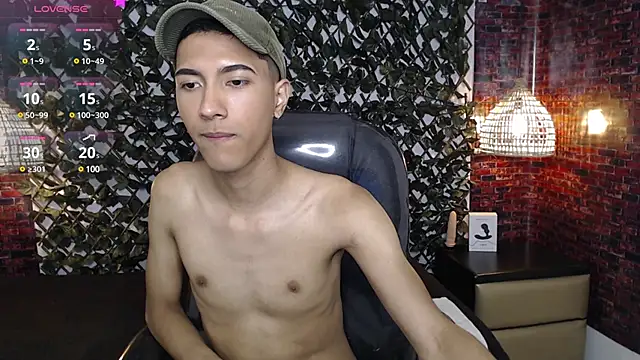 Snapshot of HarolddXL chatting on February 22, 1:34 pm HarolddXL online show from February 22, 1:34 pm