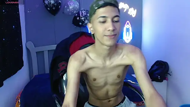 Snapshot of HarolddXL chatting on January 14, 1:17 pm HarolddXL online show from January 14, 1:17 pm