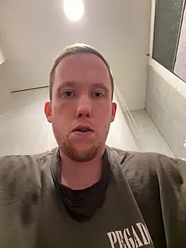 Snapshot of Sklavesucht2025 chatting on September 18, 12:01 am Sklavesucht2025 online show from September 18, 12:01 am