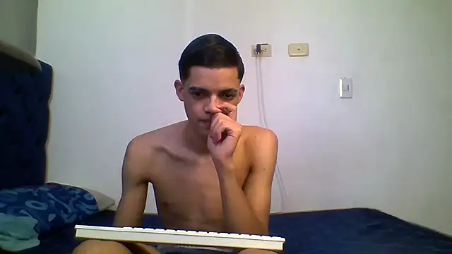 Latinos 2001 online show from July 17, 4:35 pm