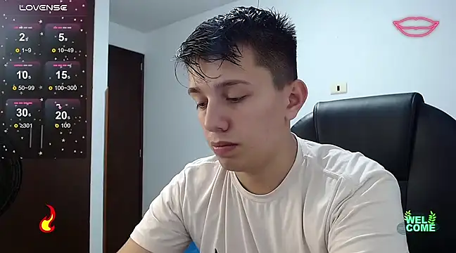 Snapshot of Alan_red chatting on March 3, 3:17 am Alan red online show from March 3, 3:17 am