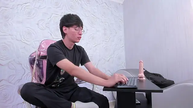 OliverWhite18 online show from March 10, 1:10 pm