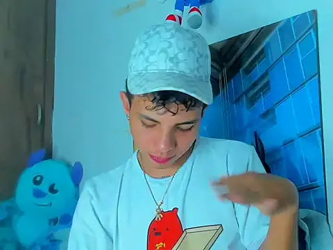 Snapshot of Alessandro_1610 chatting on February 27, 6:18 am Alessandro 1610 online show from February 27, 6:18 am