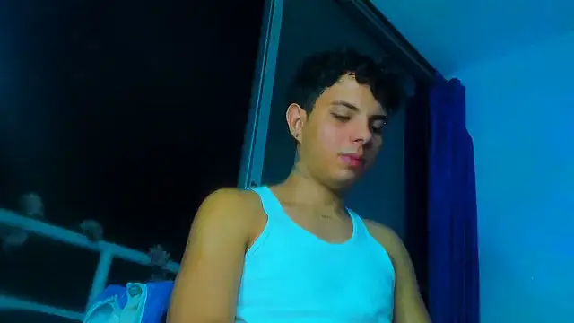 Snapshot of Alessandro_1610 chatting on October 31, 4:14 am Alessandro 1610 online show from October 31, 4:14 am