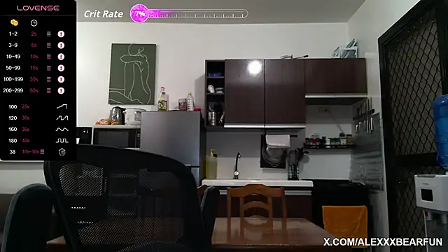 Snapshot of alexxxbear chatting on October 25, 5:58 pm alexxxbear online show from October 25, 5:58 pm