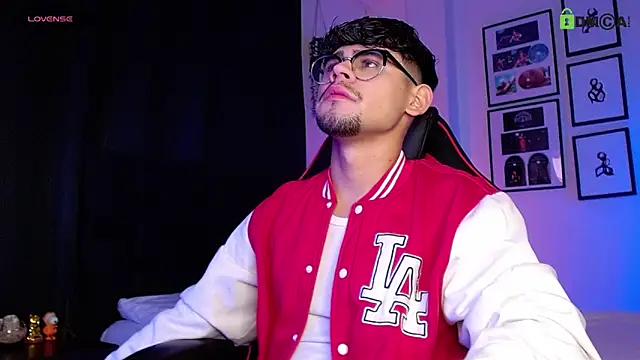 isaac-saenz online show from December 4, 12:28 am