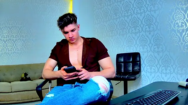 MaxKaiden online show from March 2, 7:15 am