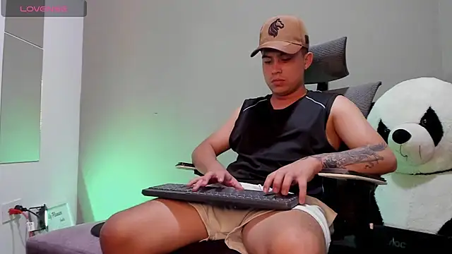 Snapshot of mattiwsmorris_ chatting on October 24, 7:43 am mattiwsmorris  online show from October 24, 7:43 am