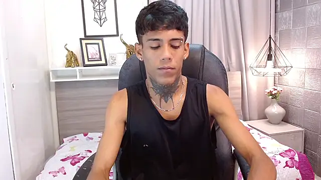 Snapshot of RyanKing19 chatting on October 21, 4:15 am RyanKing19 online show from October 21, 4:15 am